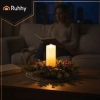 Wysoka świeczka LED RUHHY (17 cm) w kolorze beżowym, z efektem migającego płomienia w ciepłej bieli.
