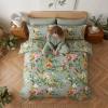 Widok z góry na starannie zaścielone łóżko z pościelą bawełnianą premium w botaniczny motyw rozkwitającej łąki