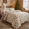Komplet jasnej pościeli bawełnianej w bożonarodzeniowy wzór zielonych choinek i czerwonych aut na łóżku