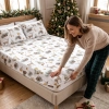 Jasne prześcieradło z gumką zdobione botanicznym motywem leśnej zimy założone perfekcyjnie na materac