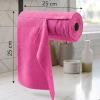 Różowa rolka ściereczek z mikrofibry zawieszona na czarnym uchwycie ściennym z zaznaczonymi wymiarami listka 25x25 cm