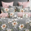 Szaro-różowa pościel flanelowa w duże kwiaty magnolii na łóżku