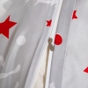 Zbliżenie na kryty zamek błyskawiczny wszyty w szarą pościel z motywem reniferów