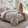 Komplet pościeli z satyny bawełnianej w szare pasy zebry na jasnym tle na drewnianym łóżku