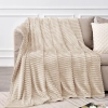 KOC TŁOCZONY NA ŁÓŻKO W PASY Z MIKROFIBRY 160X200 NARZUTA JASNY BEŻ