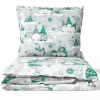 Komplet pościeli J&W Zimowe Skrzaty, złożony estetycznie, by uwydatnić sielski, skandynawski motyw.