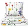 Złożony komplet pościeli bawełnianej J&W Akwarelowa Łąka na białym tle, widoczny radosny, botaniczny wzór.