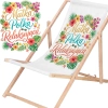 Rozłożony leżak drewniany dla mamy na białym tle obok powiększonej grafiki z egzotycznymi kwiatami i napisem Matka Polka Relaksująca.