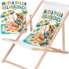 Rozłożony leżak drewniany dla mamy na białym tle obok powiększonej grafiki z kobietą relaksującą się na plaży i napisem Matka Polka Relaksująca.