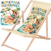 Rozłożony leżak drewniany dla mamy z materiałem w jasnym kolorze ecru na białym tle obok powiększonej grafiki z kobietą na plaży i napisem Matka Polka Relaksująca.