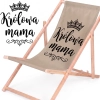 Rozłożony leżak drewniany dla mamy na białym tle obok powiększonej czarnej grafiki z koroną i napisem Królowa mama.
