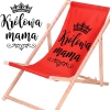 Rozłożony leżak drewniany dla mamy z materiałem w odcieniu ciemnego różu na białym tle obok powiększonej czarnej grafiki z koroną i napisem Królowa mama.