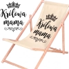 Rozłożony leżak drewniany dla mamy z materiałem w odcieniu ecru na białym tle obok powiększonej czarnej grafiki z koroną i napisem Królowa mama.