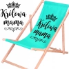 Rozłożony leżak drewniany dla mamy z materiałem w odcieniu lazurowym na białym tle obok powiększonej czarnej grafiki z koroną i napisem Królowa mama.