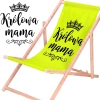 Rozłożony leżak drewniany dla mamy z materiałem w odcieniu limonkowej zieleni na białym tle obok powiększonej czarnej grafiki z koroną i napisem Królowa mama.