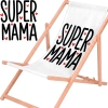 Rozłożony leżak drewniany dla mamy na białym tle obok powiększonej, czarnej grafiki z czerwonymi sercami i napisem Super Mama