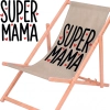Rozłożony leżak drewniany dla mamy z materiałem w odcieniu cappuccino na białym tle obok powiększonej czarnej grafiki z napisem Super Mama i czerwonymi serduszkami.