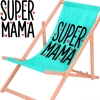 Rozłożony leżak drewniany dla mamy z materiałem w odcieniu lazurowym na białym tle obok powiększonej czarnej grafiki z napisem Super Mama i czerwonymi serduszkami.