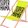 Rozłożony leżak drewniany dla mamy z materiałem w odcieniu limonkowej zieleni na białym tle obok powiększonej czarnej grafiki z napisem Super Mama i czerwonymi serduszkami.
