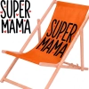 Rozłożony leżak drewniany dla mamy z materiałem w intensywnie pomarańczowym odcieniu na białym tle obok powiększonej czarnej grafiki z napisem Super Mama i czerwonymi serduszkami.