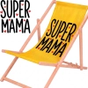 Rozłożony leżak drewniany dla mamy z materiałem w intensywnie żółtym odcieniu na białym tle obok powiększonej czarnej grafiki z napisem Super Mama i czerwonymi serduszkami.
