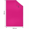 Rozłożony płasko różowy ręcznik szybkoschnący z szarą lamówką i wyraźnie zaznaczonymi wymiarami 180 cm wysokości i 100 cm szerokości