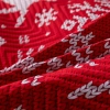 Zbliżenie na pikowaną tkaninę świątecznej narzuty z certyfikatem OEKO-TEX®