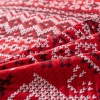 Zbliżenie na pikowaną tkaninę świątecznej narzuty z certyfikatem OEKO-TEX®