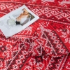 Zbliżenie na pikowanie w jodełkę i geometryczny wzór norweski na czerwonej kapie