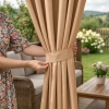 Sposób eleganckiego upięcia piaskowej zasłony do altany za pomocą dołączonej do zestawu materiałowej szarfy