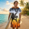 Uśmiechnięty surfer z deską na plaży, ubrany w poncho kąpielowe dla dorosłych w letni wzór czarnych palm na pomarańczowym tle
