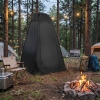 Zamknięty czarny namiot PRIVIO rozbity na campingu w lesie obok ogniska o zmierzchu.