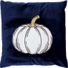 ęcznie wykonana poszewka premium z weluru, haftem i dynią z białej bouclé