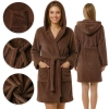 Kobieta prezentująca przód i tył ciepłego brązowego szlafroka z kapturem i kieszeniami na białym tle