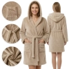 Kobieta prezentująca przód i tył ciepłego beżowego szlafroka z kapturem i kieszeniami na białym tle