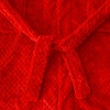 Detal wiązania paska w grubym czerwonym szlafroku kąpielowym z wysokogatunkowej mikrofibry