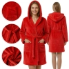 Kobieta prezentująca przód i tył ciepłego czerwonego szlafroka z kapturem i kieszeniami na białym tle