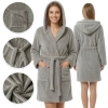 Kobieta prezentująca przód i tył ciepłego jasnoszarego szlafroka z kapturem i kieszeniami na białym tle