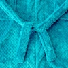 Detal wiązania paska w grubym turkusowym szlafroku kąpielowym z wysokogatunkowej mikrofibry