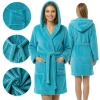 Kobieta prezentująca przód i tył ciepłego turkusowego szlafroka z kapturem i kieszeniami na białym tle