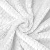 Tekstura miękkiej mikrofibry białego szlafroka ułożona w przestrzenną falę ukazująca gęstość materiału