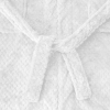 Detal wiązania paska w grubym białym szlafroku kąpielowym z wysokogatunkowej mikrofibry