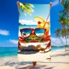 Rozłożony pionowo ręcznik plażowy z mikrofibry z zabawnym motywem kraba i letniego drinka zaprezentowany na tropikalnej plaży