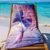 Ręcznik plażowy XXL 100x180 z radosnym, ilustracyjnym wielorybem rozłożony na leżaku - TwójDomNa5.pl