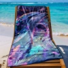 Lekki ręcznik plażowy z magicznym delfinem zawieszony na leżaku na rajskiej plaży z jasnym piaskiem.