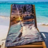 Szybkoschnący ręcznik XXL na leżak z nadrukiem łódki i palm rozłożony na rajskiej plaży z widokiem na ocean
