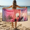 Kobieta stojąca tyłem trzymająca rozłożony gigantyczny ręcznik plażowy z mikrofibry z nadrukiem zachodu słońca