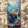 Duży ręcznik plażowy XXL z mikrofibry ze wzorem oceanicznego żółwia i rafy, rozłożony na piasku obok kapelusza - TwójDom
