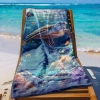 Ręcznik plażowy XXL 100x180 z trójwymiarowym żółwiem rozłożony na leżaku na tle rajskiej plaży - TwójDomNa5.pl