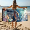Kobieta stojąca tyłem trzymająca rozłożony gigantyczny ręcznik plażowy z mikrofibry z nadrukiem żółwia morskiego